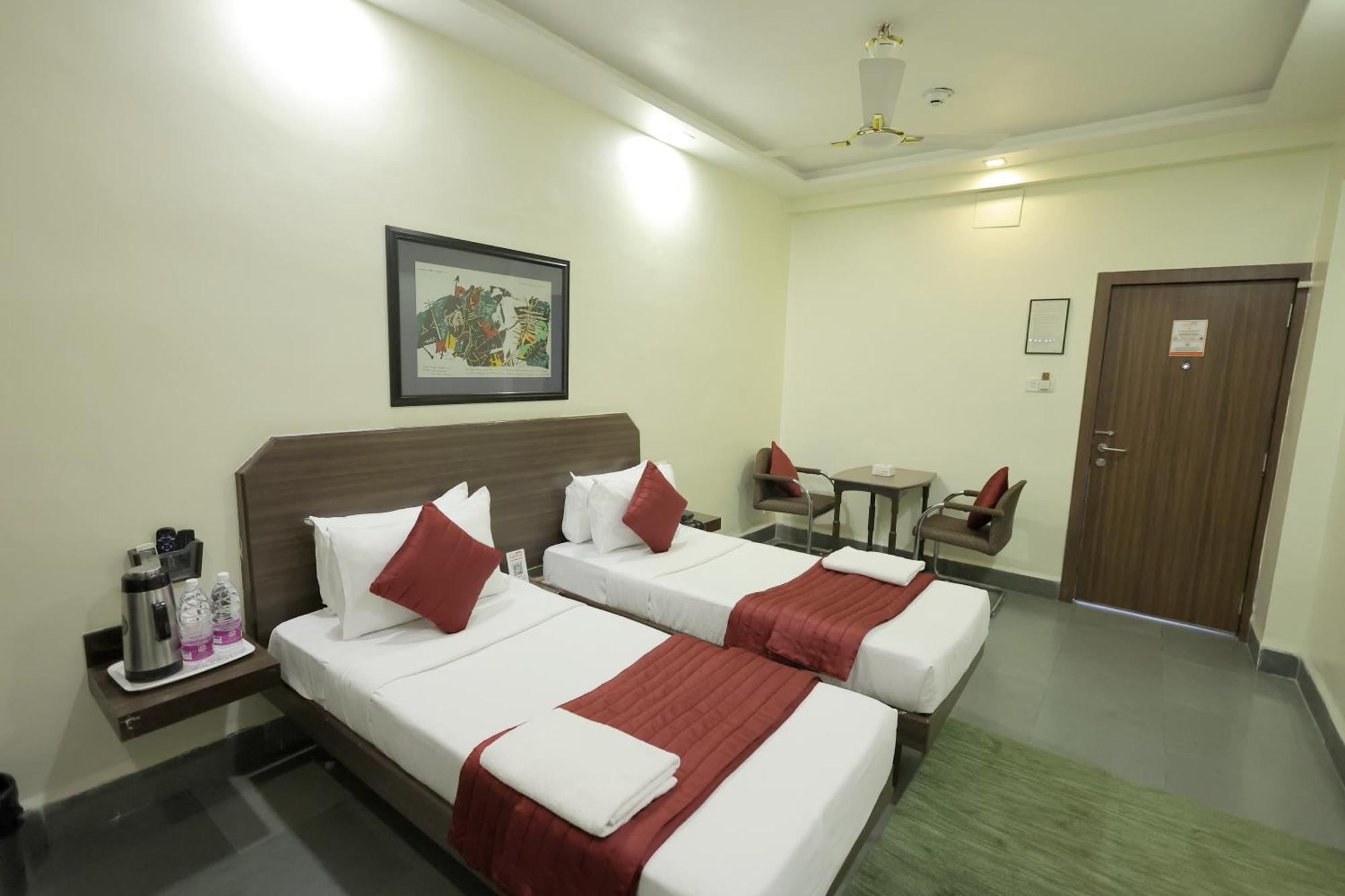 Hotel Hospice Surat Exterior photo
