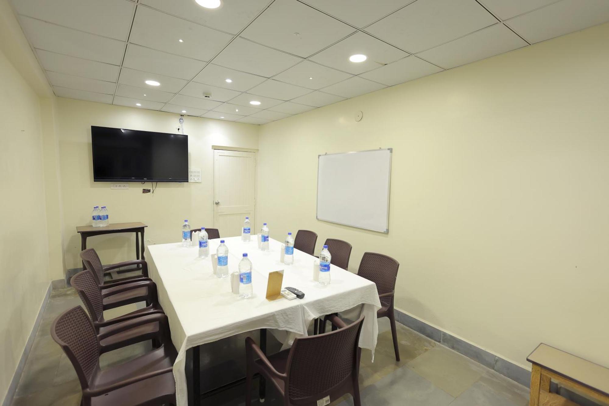 Hotel Hospice Surat Exterior photo