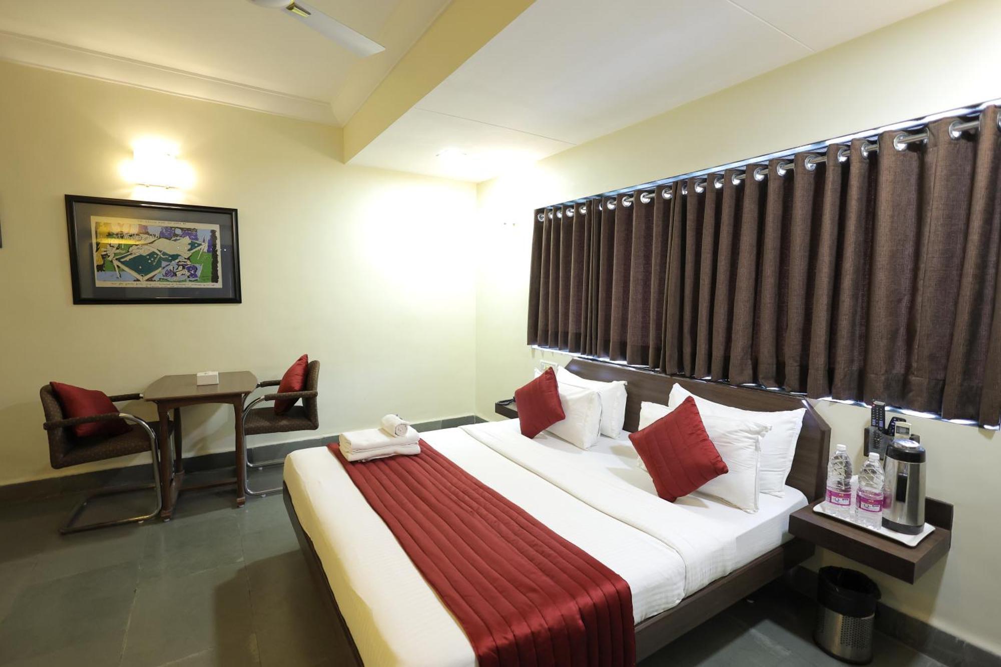 Hotel Hospice Surat Exterior photo