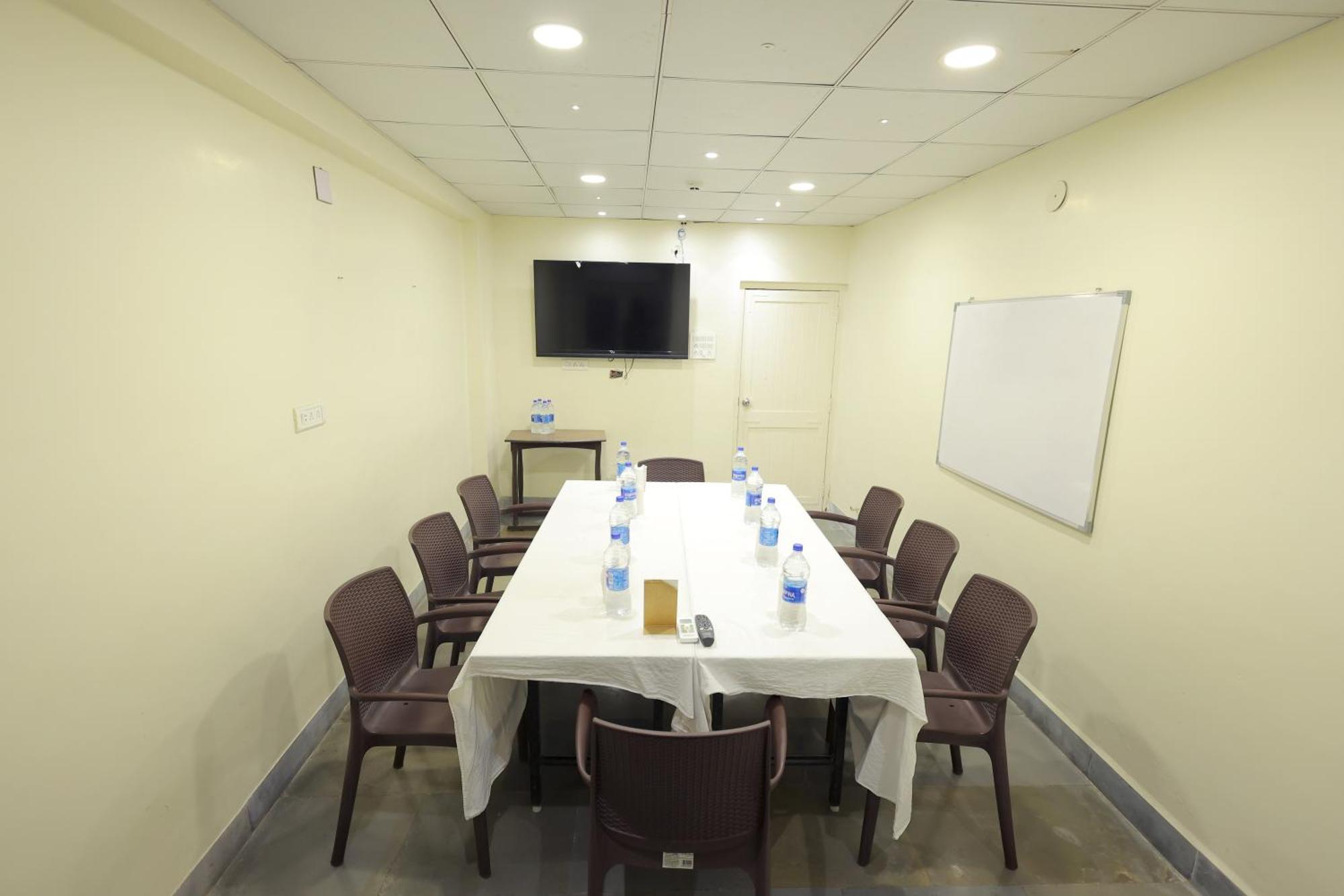 Hotel Hospice Surat Exterior photo