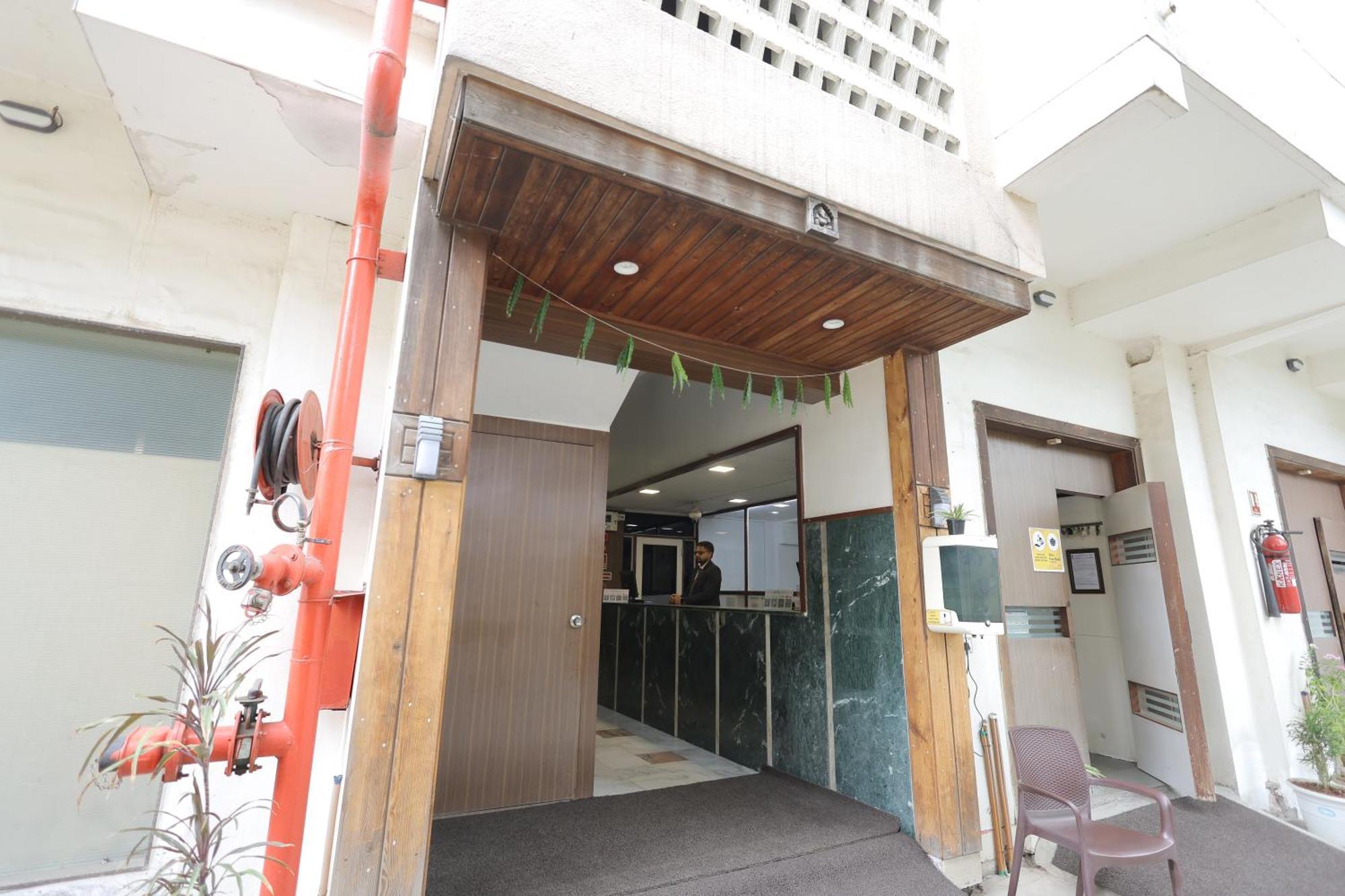 Hotel Hospice Surat Exterior photo