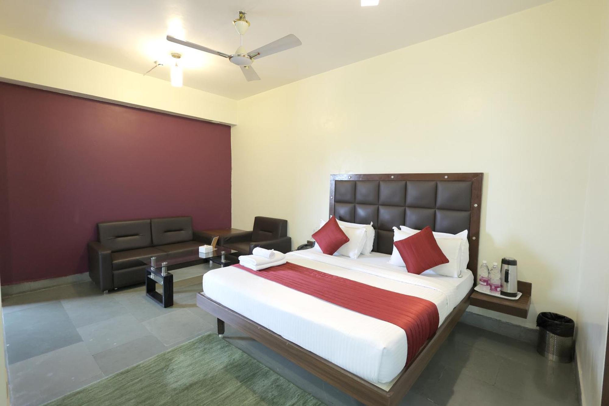Hotel Hospice Surat Exterior photo