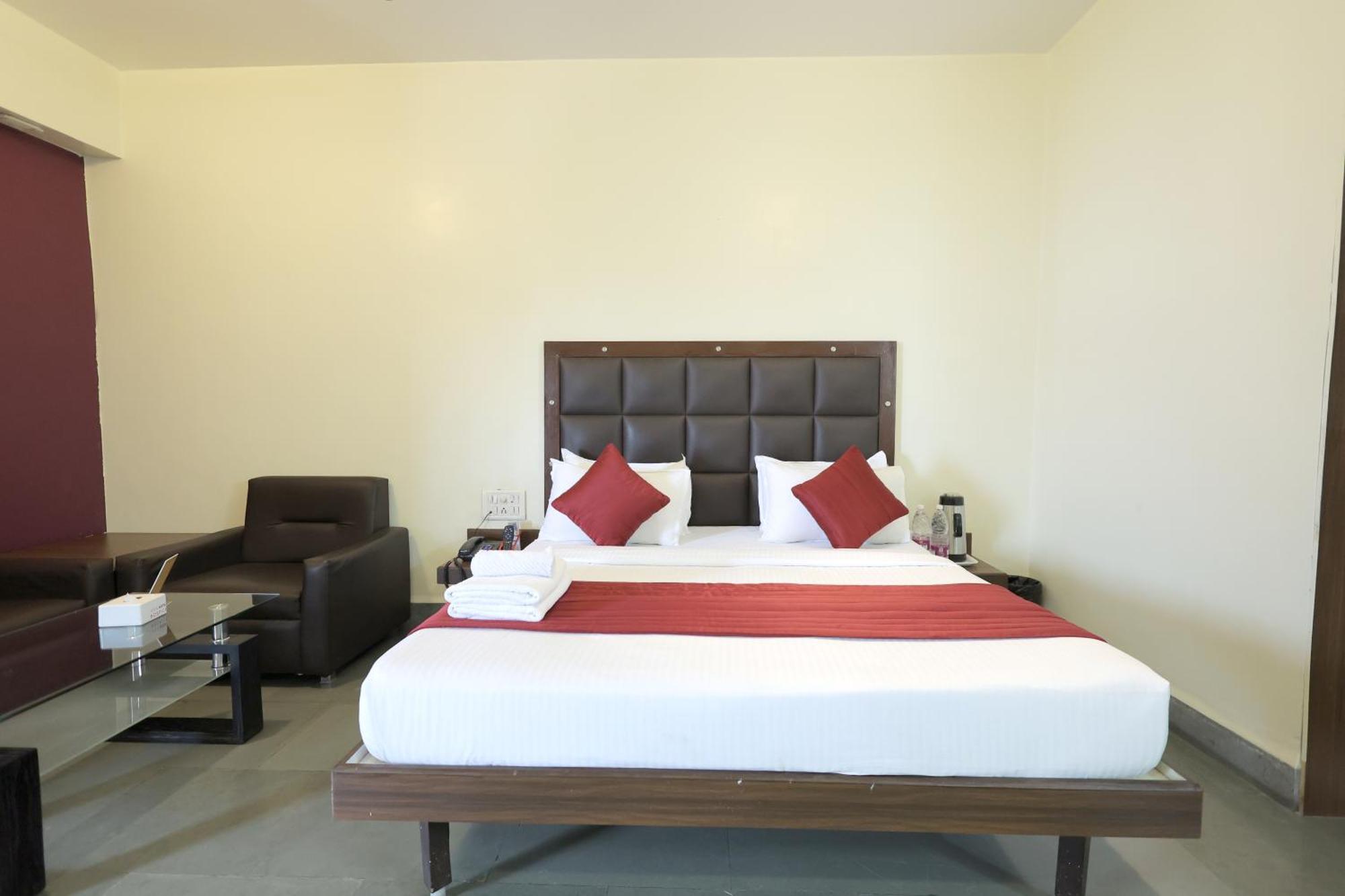 Hotel Hospice Surat Exterior photo
