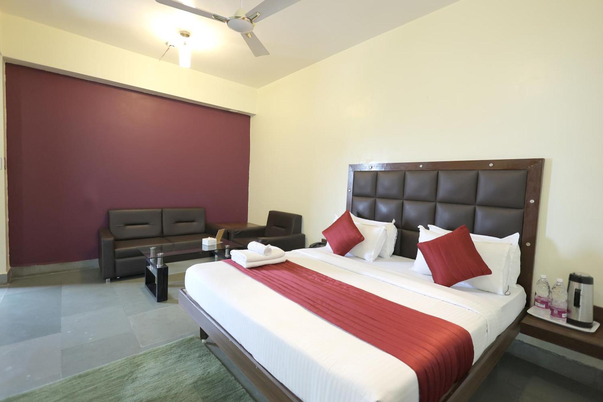 Hotel Hospice Surat Exterior photo