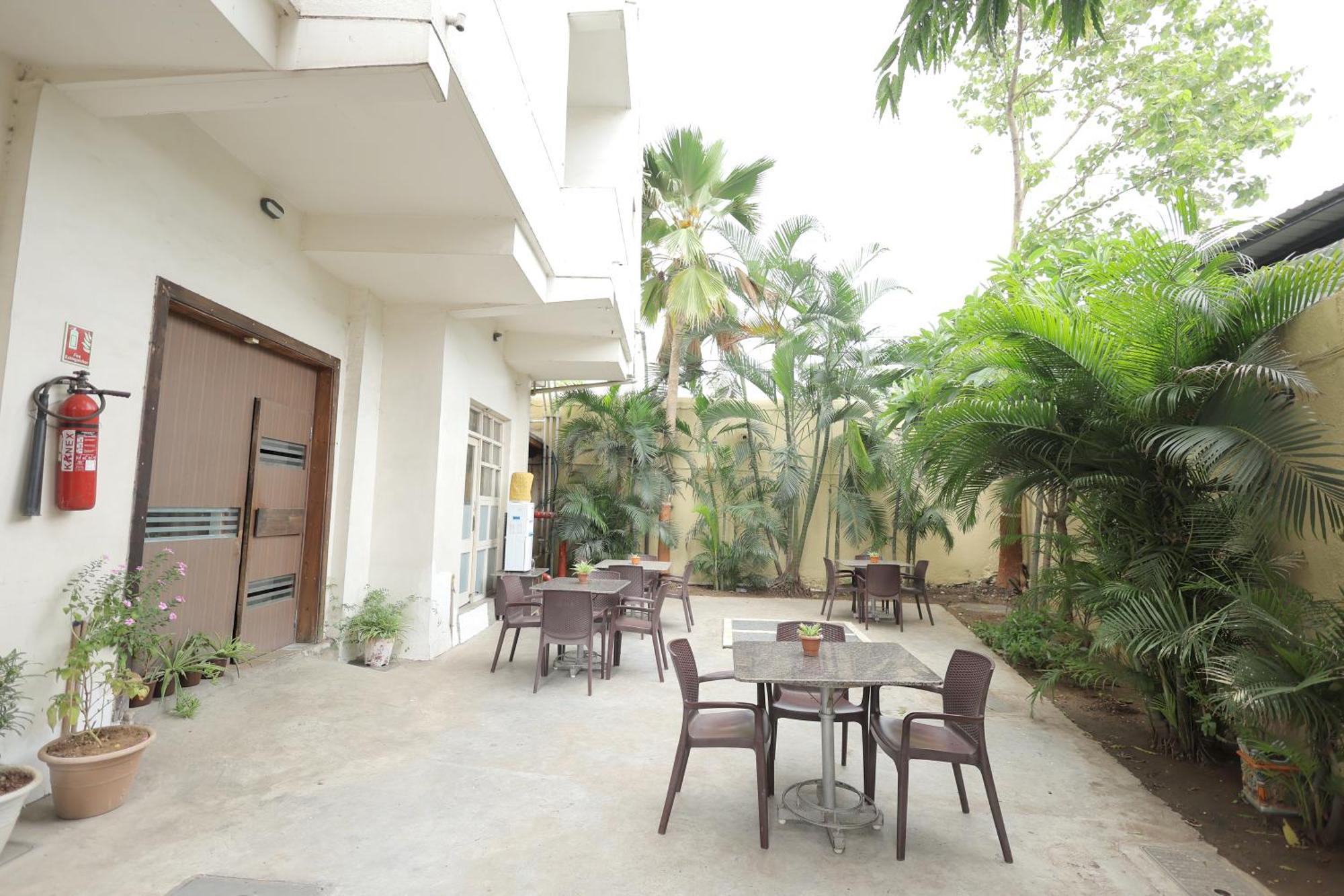 Hotel Hospice Surat Exterior photo