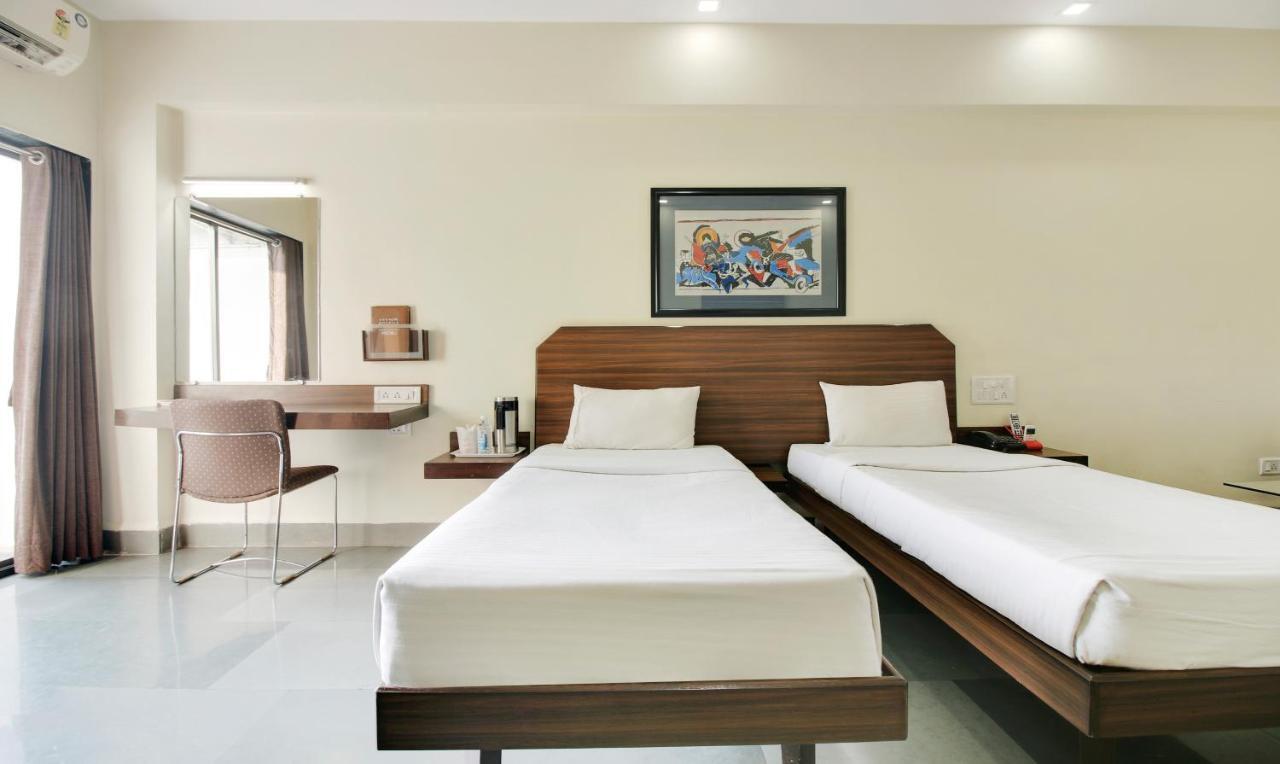 Hotel Hospice Surat Exterior photo