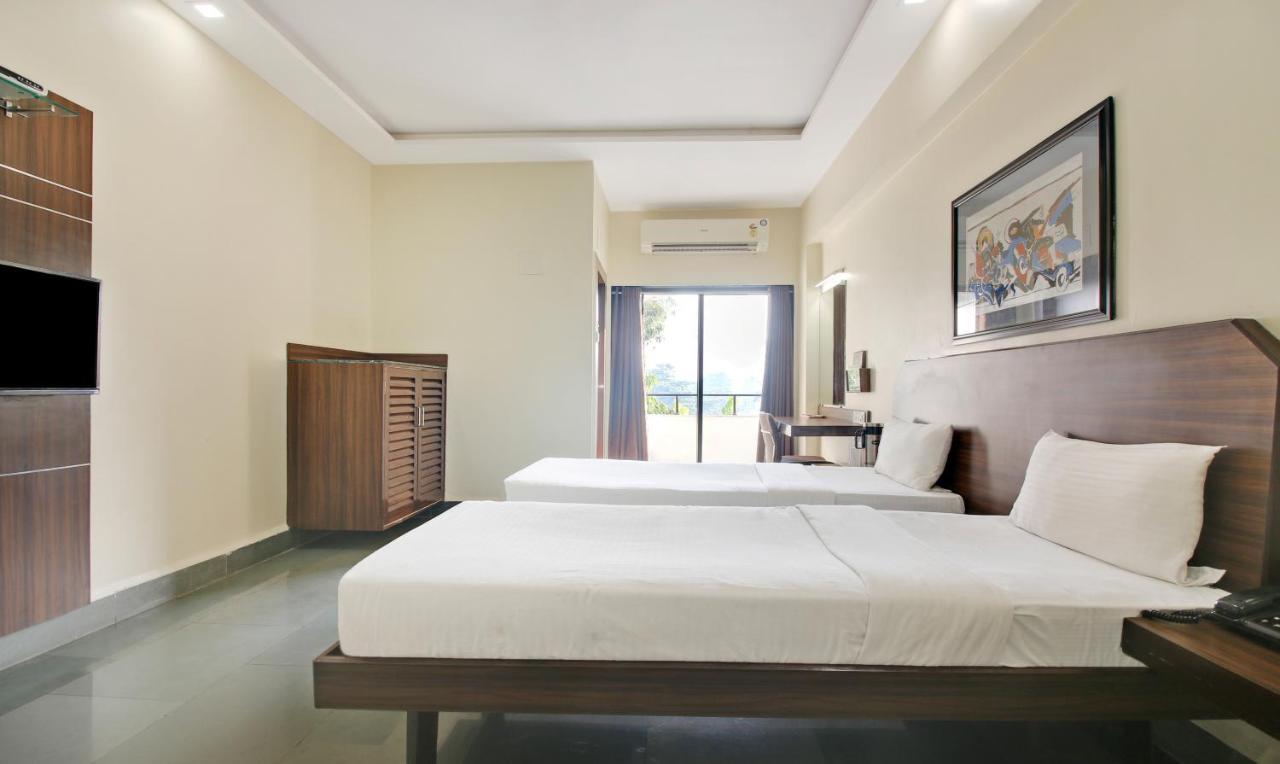 Hotel Hospice Surat Exterior photo